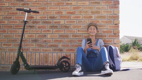 mujer de raza mixta usando un teléfono inteligente en la calle