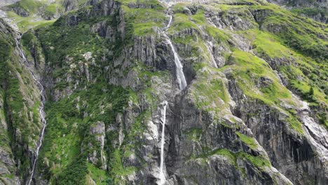 empujar: cascada, cascada en una montaña rocosa escarpada
