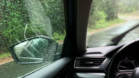viaje por carretera con niebla en skoda superb - vista del espejo lateral