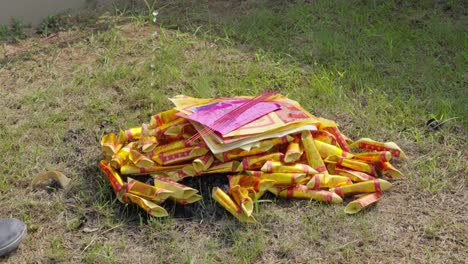 Burning-joss-paper-to-honor-ancestors-during-Cheng-Beng-or-Qingming,-a-Chinese-tradition