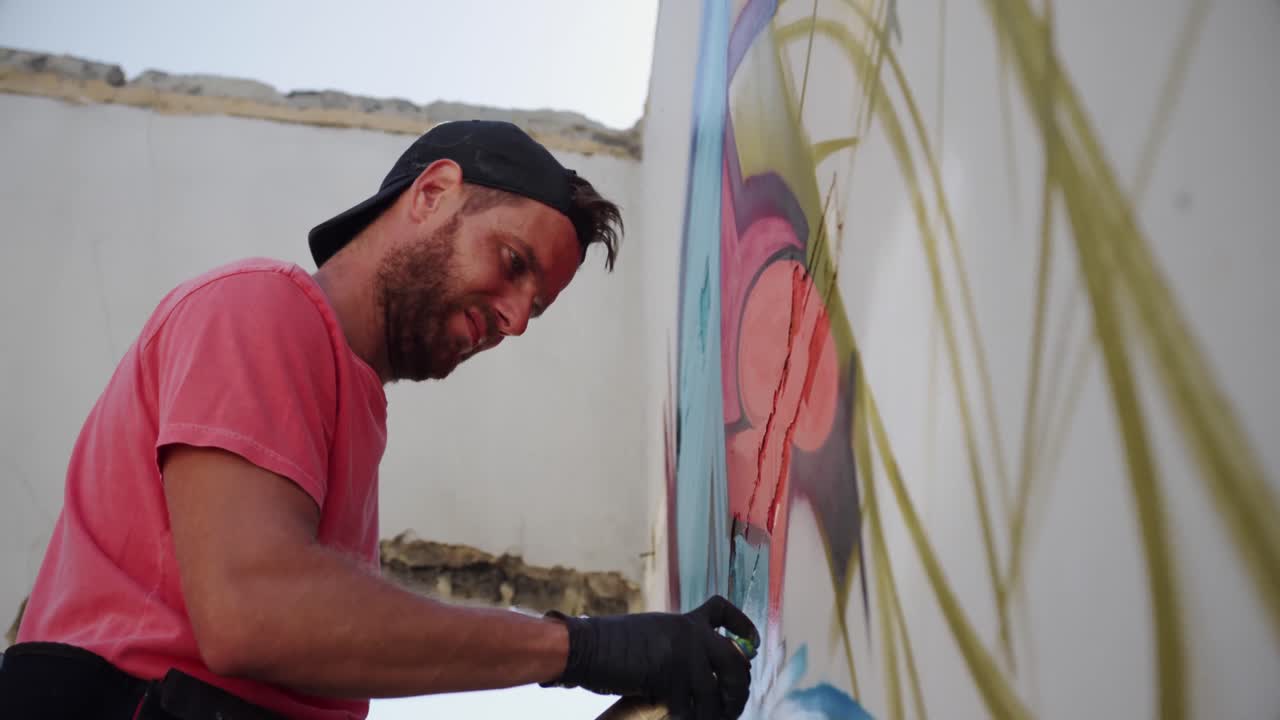 artista de graffiti pintando con spray de aerosol 4k