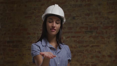 arquitecto femenino con la mano delante de ella