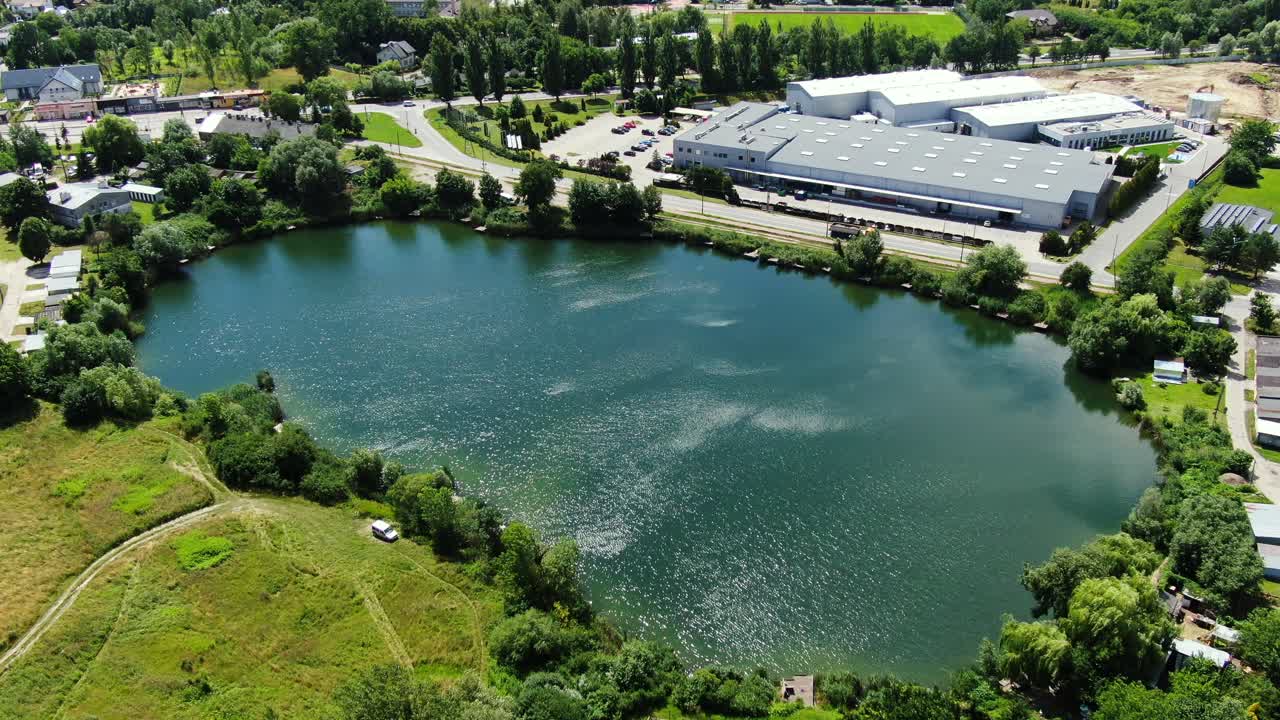 세미트레일러 트럭은 적재 허브가 있는 물류 공원의 창고 경사로에 서서 일몰 시 화물을 싣고 내리기를 기다립니다