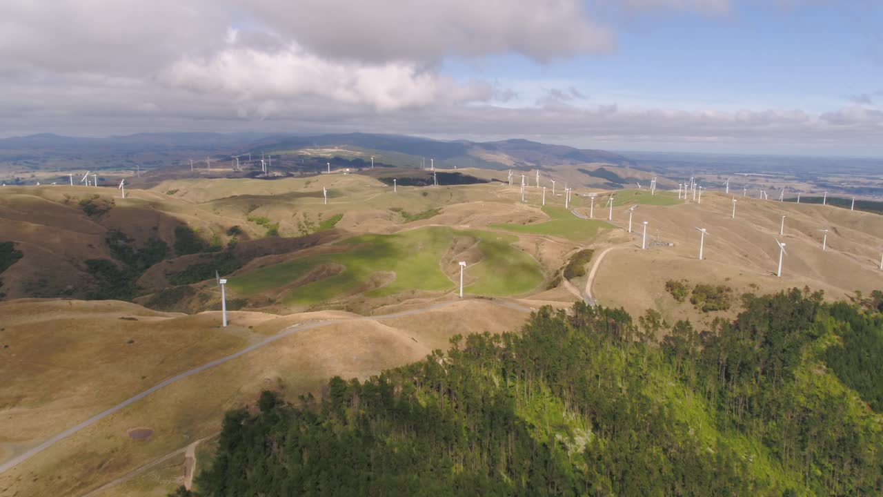 뉴질랜드 마나와투에 있는 2 프로펠러 풍력 발전소로의 공중 비행