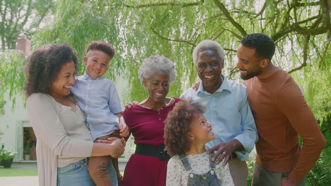retrato de una familia de varias generaciones sonrientes en casa en el jardín juntos