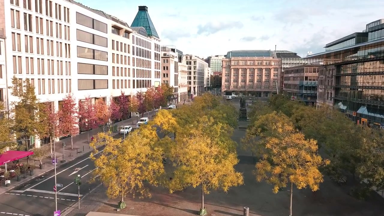Tomas aéreas con dron de un parque con estatuas y árboles en el centro de la ciudad de Fráncfort del Meno, Alemania, en la Unión Europea. Fráncfort es la capital financiera y bancaria de Alemania y Europa