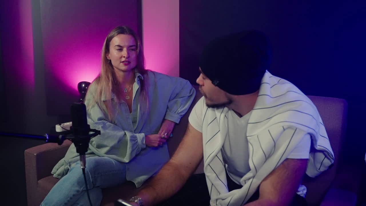 entrevista de podcast en el estudio