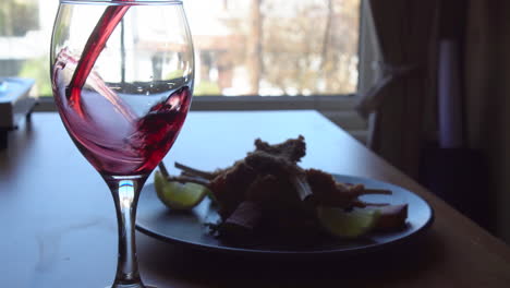 Hombre-Italiano-Sirviendo-Vino-Para-El-Almuerzo,-Las-Tradiciones-Y-El-Bienestar-De-La-Nación-Italiana