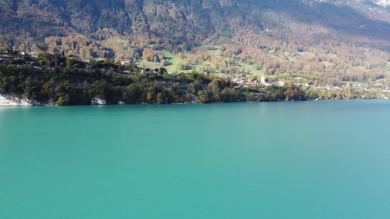 Spektakuläre Luftaufnahme von Interlaken, Schweiz, eingebettet zwischen türkisfarbenen Seen und den schneebedeckten Gipfeln Eiger, Mönch und Jungfrau. Ideal für Abenteuer-, Natur- und Luxusreiseinhalte