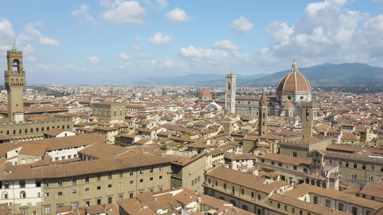 retirada aérea lejos del centro de la ciudad de florencia en un hermoso día de verano
