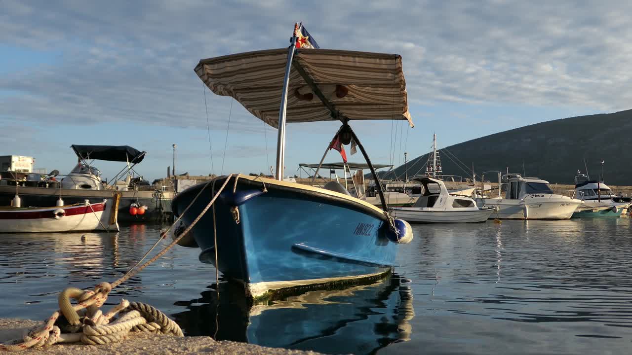 작은, 파란색 보트 해가 지는 동안 마리나에 정박, 티바트, 몬테네그로