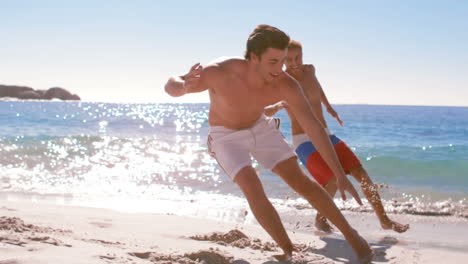 Two-friends-running-at-the-beach