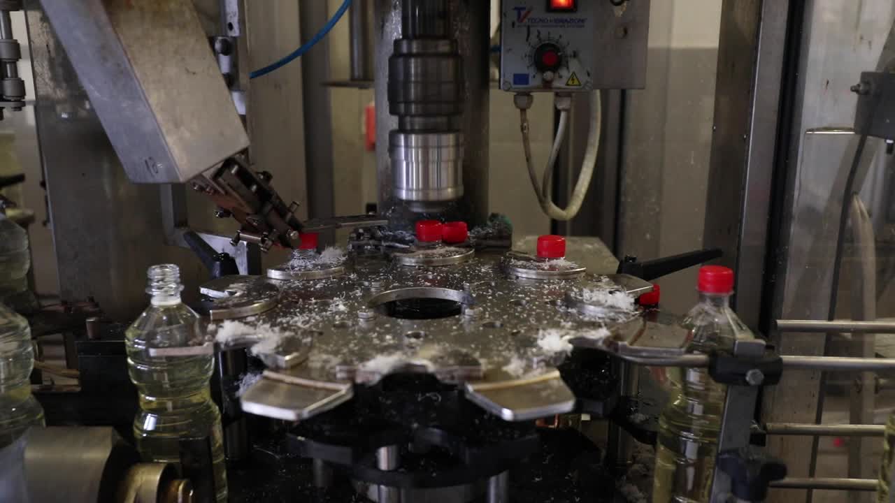 aplicación de tapas de botellas robóticas en una fábrica avanzada de vinagre - automatización de primer plano