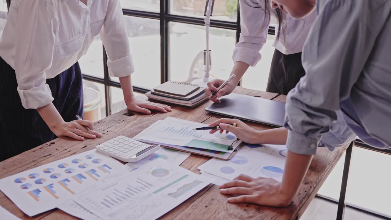 joven creativo tormenta de ideas de negocios reunión planificación de negocios idea de diseño