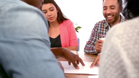 equipo de negocios ocasionales trabajando juntos