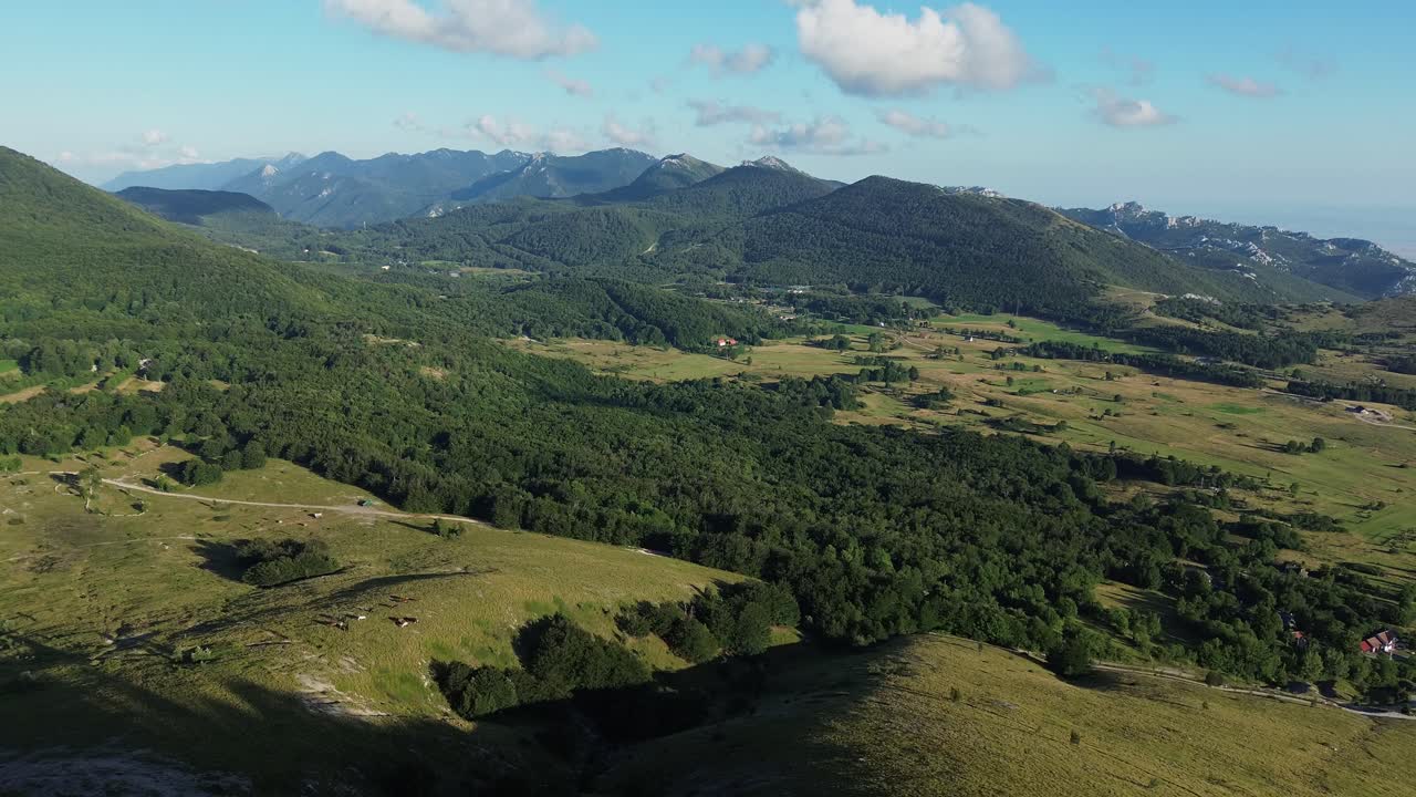hermosa vista del parque nacional de velebit en croacia: bosques, campos y majestuosas montañas