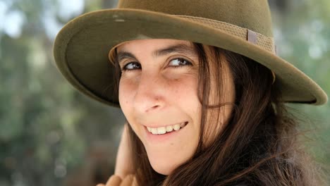 primer plano de mujer joven con un sombrero, sonrisa sentirse feliz, modelo femenino retrato al aire libre