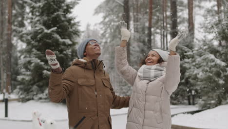 una pareja feliz disfrutando de un día de nieve.