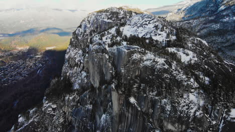 snowy stawamus chief mountain durante el invierno cerca de squamish, british columbia, canadá