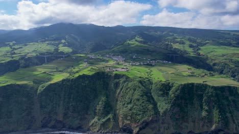 hiperlapso aéreo de sombras de nubes sobre la parroquia civil de algarvia en el noreste, espectacular paisaje costero con acantilados, sao miguel, azores
