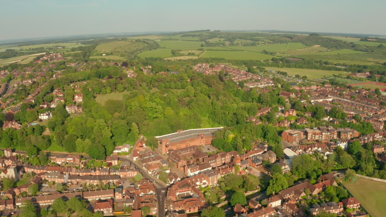 fotografía aérea sobre los suburbios rurales de winchester, reino unido.