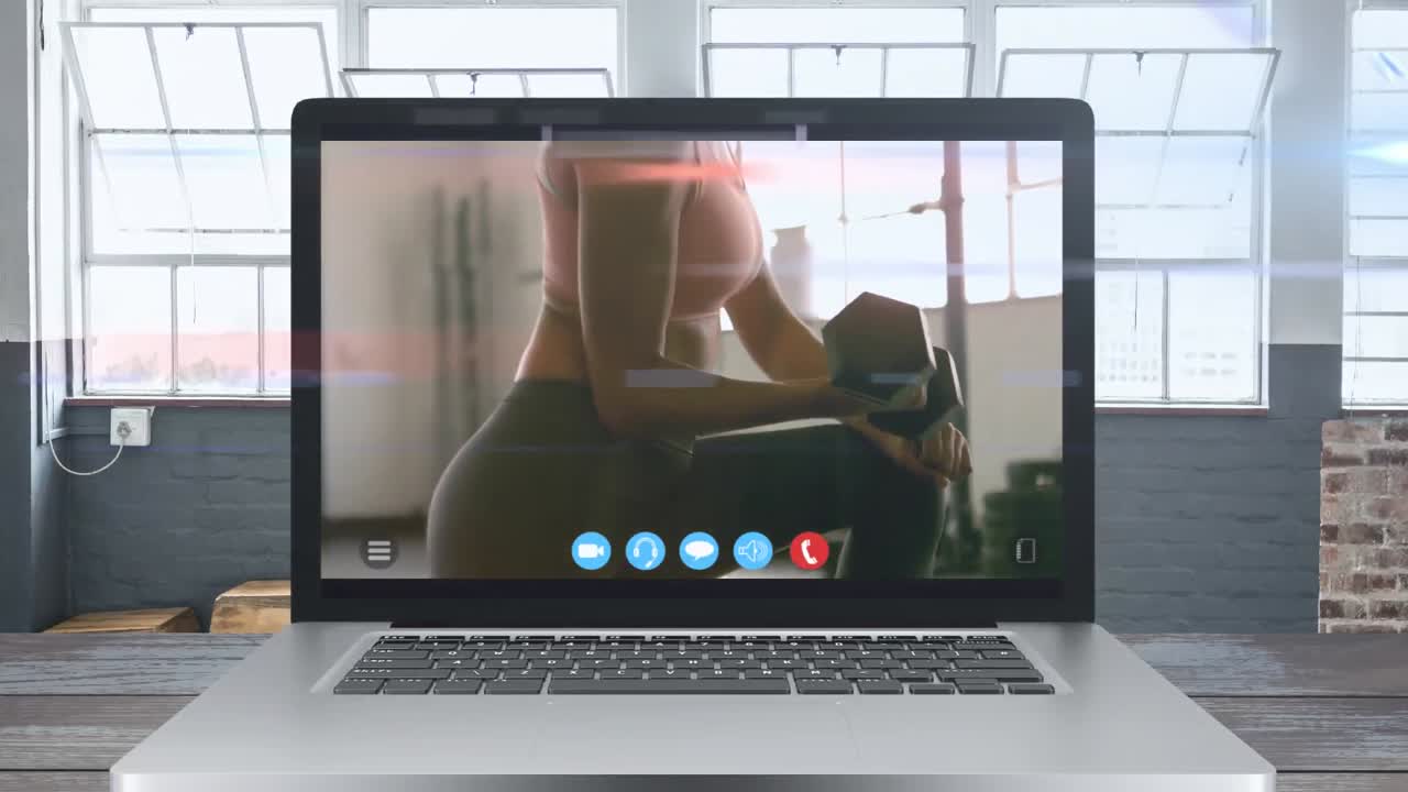 animación de una tablet que muestra a una mujer caucásica haciendo ejercicio. propagación del coronavirus