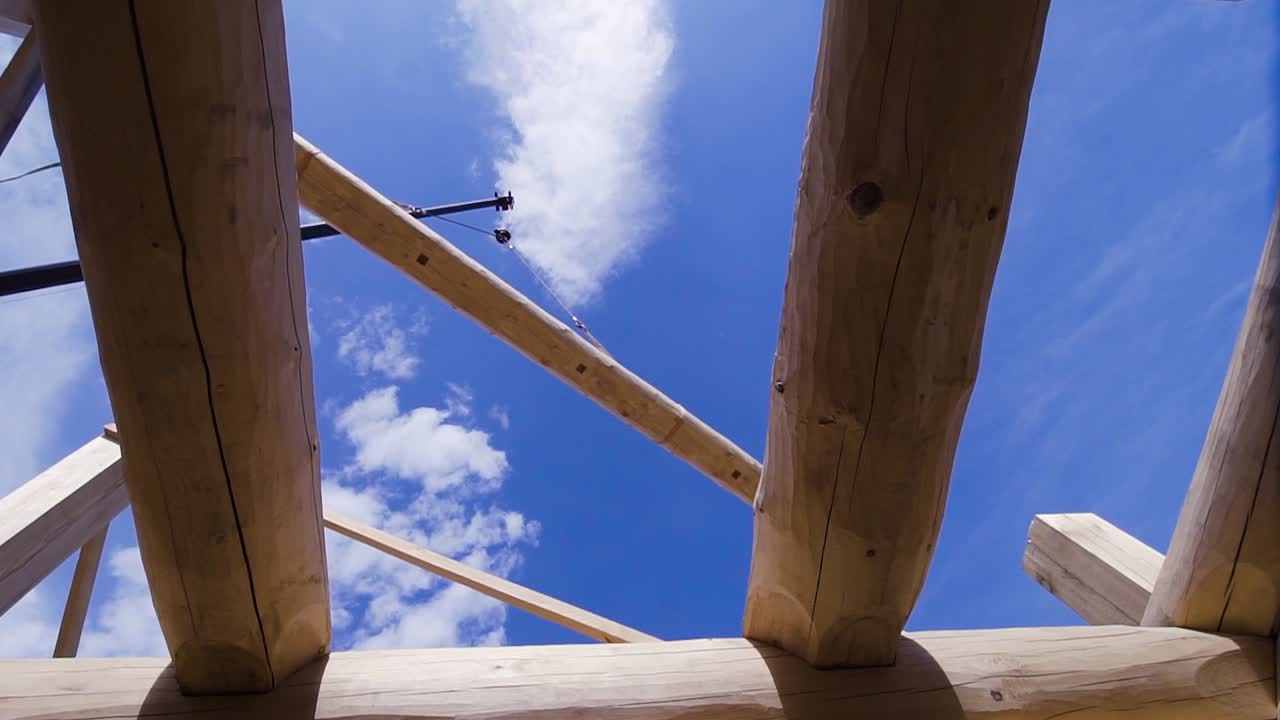 construcción de cabañas de madera con grúa