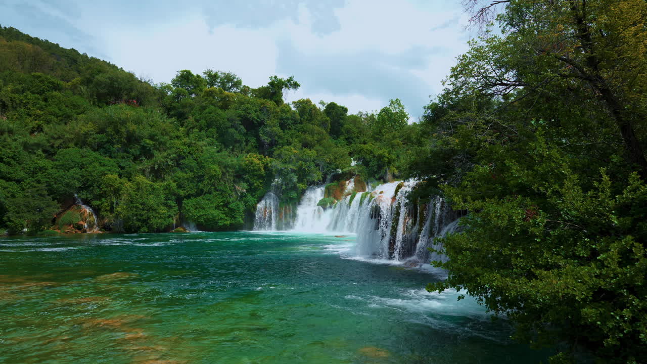 Cinemagraph di cascata panoramica con cascate di acqua blu e vegetazione, Parco nazionale di Krka, Croazia