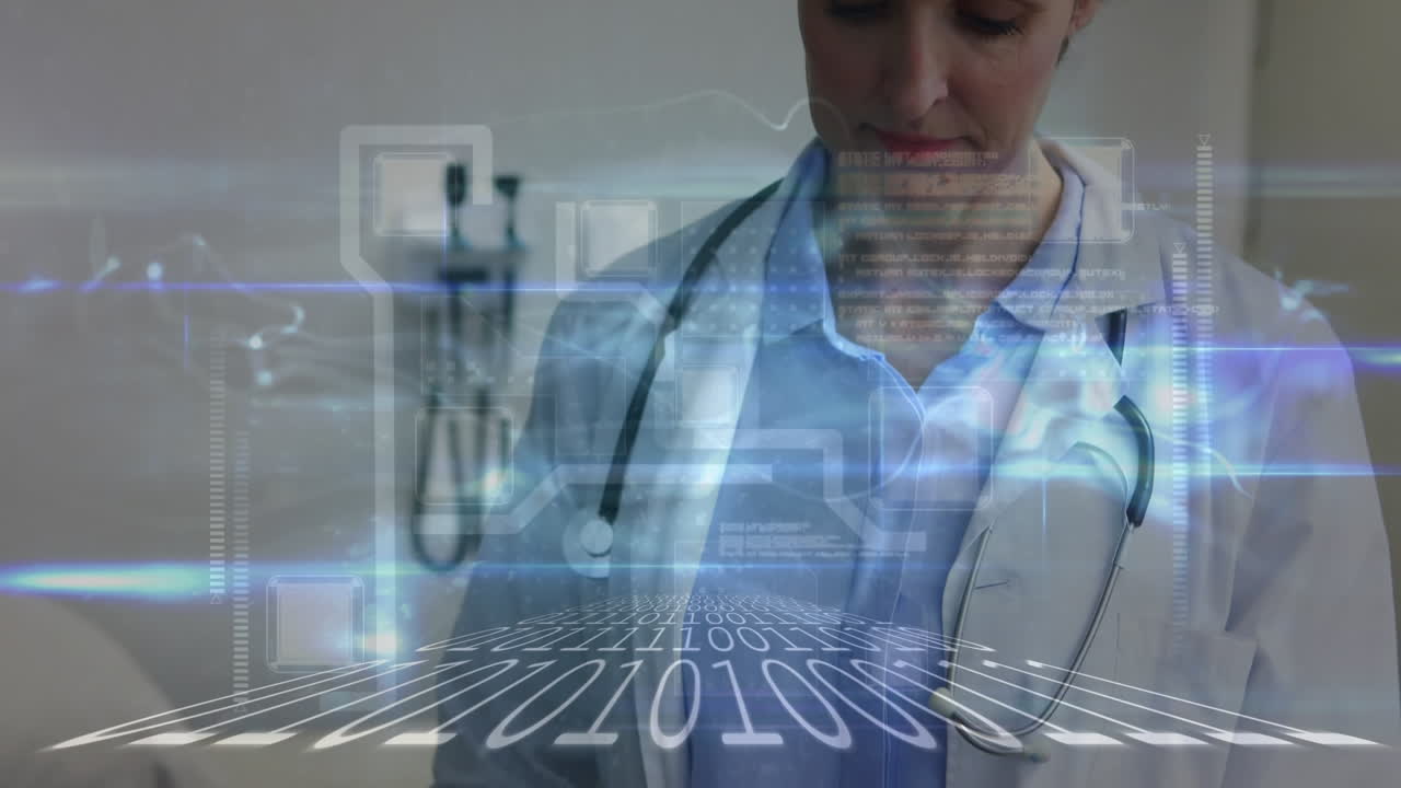 animación del procesamiento de datos sobre una doctora caucásica que usa una tableta