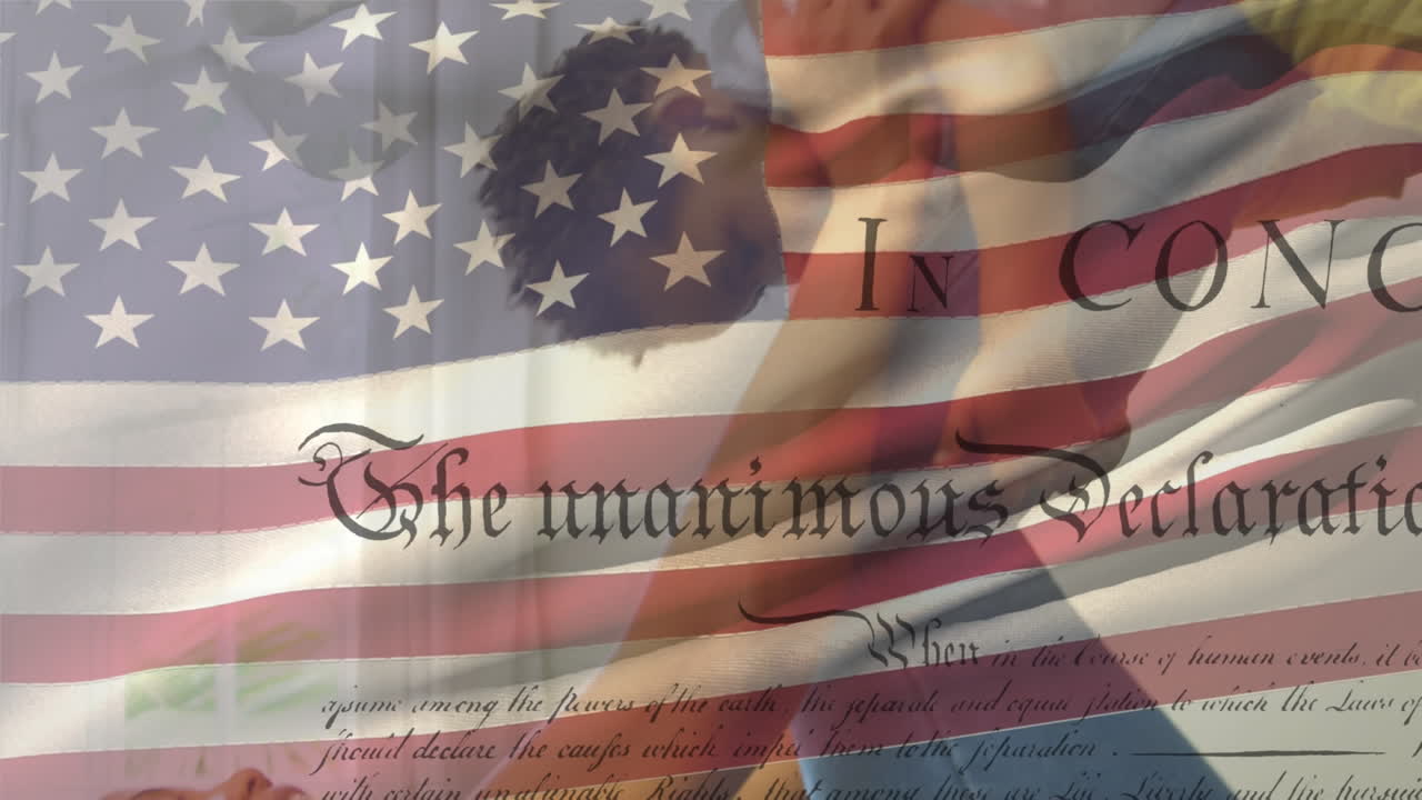 우리와 함께 발을 흔들고 헌법을 앞세우는 두 인종의 어머니와 아이