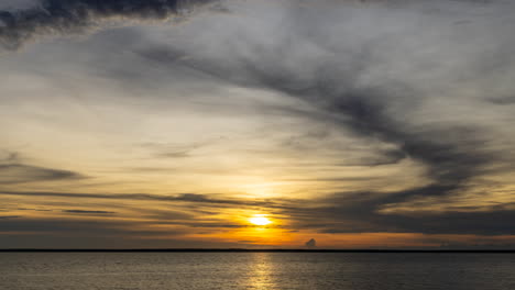 Lapso-De-Tiempo-De-Una-Puesta-De-Sol-Nublada-Sobre-El-Puerto-De-Darwin,-Territorio-Del-Norte-Durante-La-Estación-Húmeda