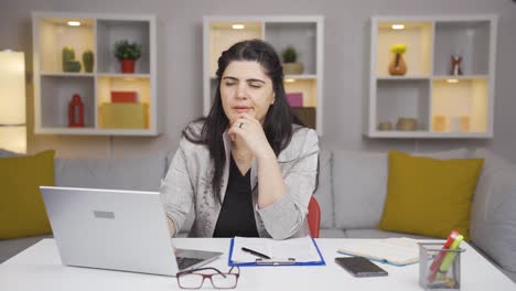 mujer trabajadora de oficina en casa pensando en problemas de la vida privada.