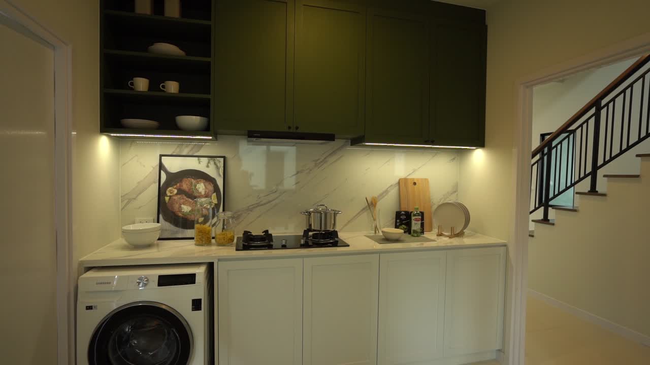 Design d'interni per dispensa con piastrelle in marmo bianco pulito ed elegante