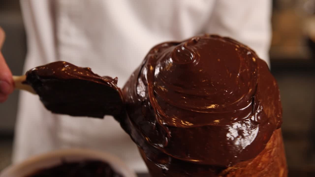 el glaseado de un pan de pascua cubierto de chocolate