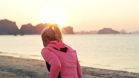 Un-Vídeo-Portátil-Muestra-A-Una-Mujer-Deportista-Haciendo-Ejercicio-Al-Aire-Libre.