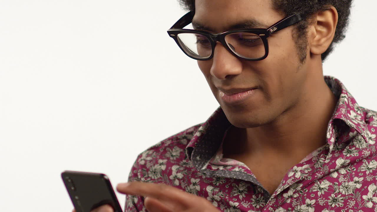 cu man saca rollos de teléfono y sonríe