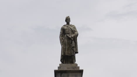 Statue-of-Shota-Rustaveli,-Samtskhe-Javakheti,-Georgia,-Zoom-Out