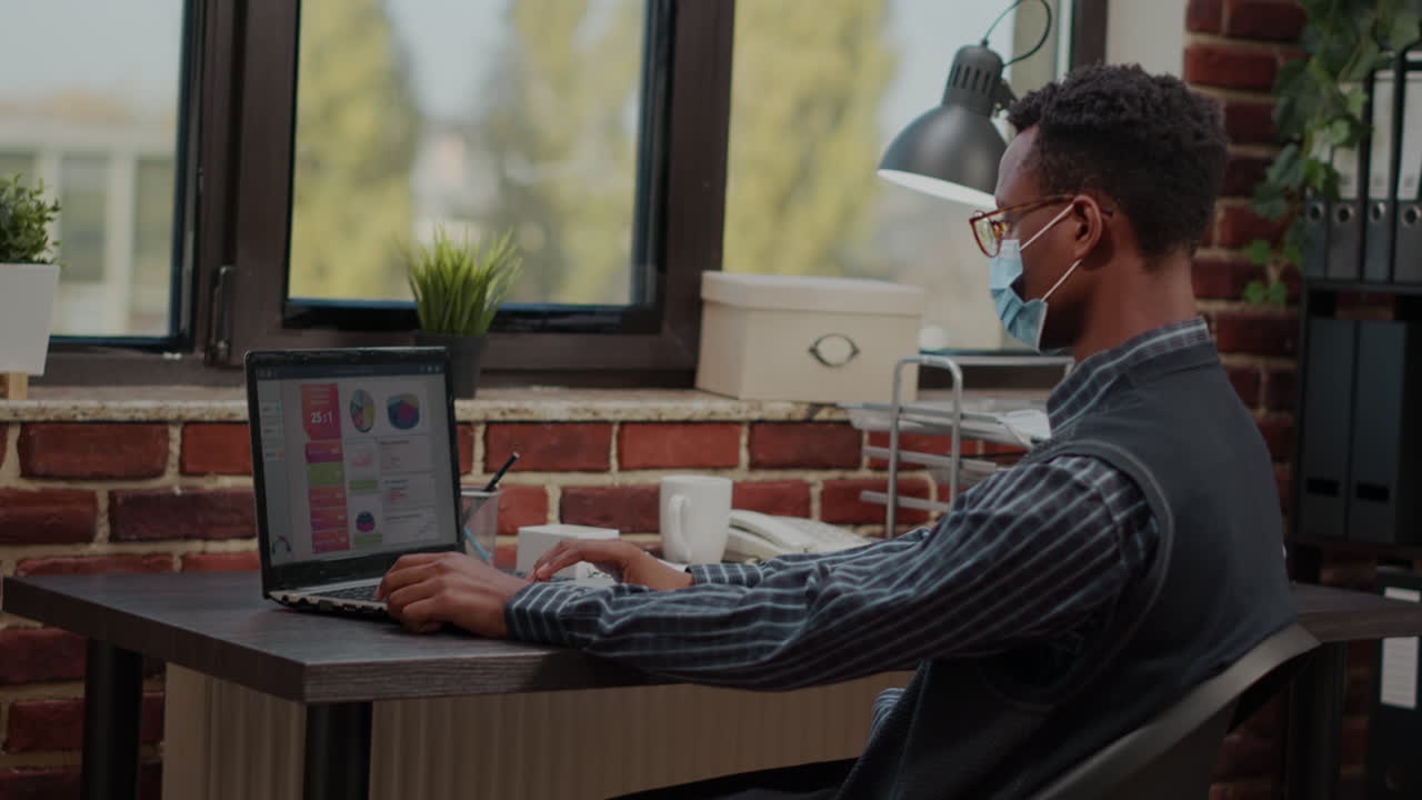 Segretario che usa un laptop per creare un report finanziario al lavoro