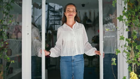 hermosa florista tienda abierta. mujer empresaria segura comenzar negocio de flores.