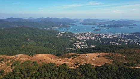 Schöne-Drohnenansicht-Des-Berühmten-Gleitschirmflugplatzes-In-Ngong-Ping,-Sai-Kung,-Hong-Kong