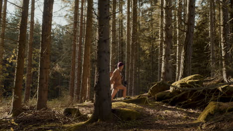 Forscherin-Geht-An-Felsen-Im-Wald-Vorbei