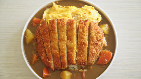 Arroz-Al-Curry-Con-Chuleta-De-Cerdo-Frita-Tonkatsu-Y-Tortilla-Cremosa---Estilo-De-Comida-Japonesa