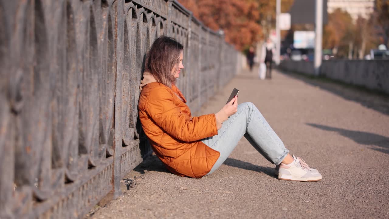 Donna che lavora al computer portatile all'aperto