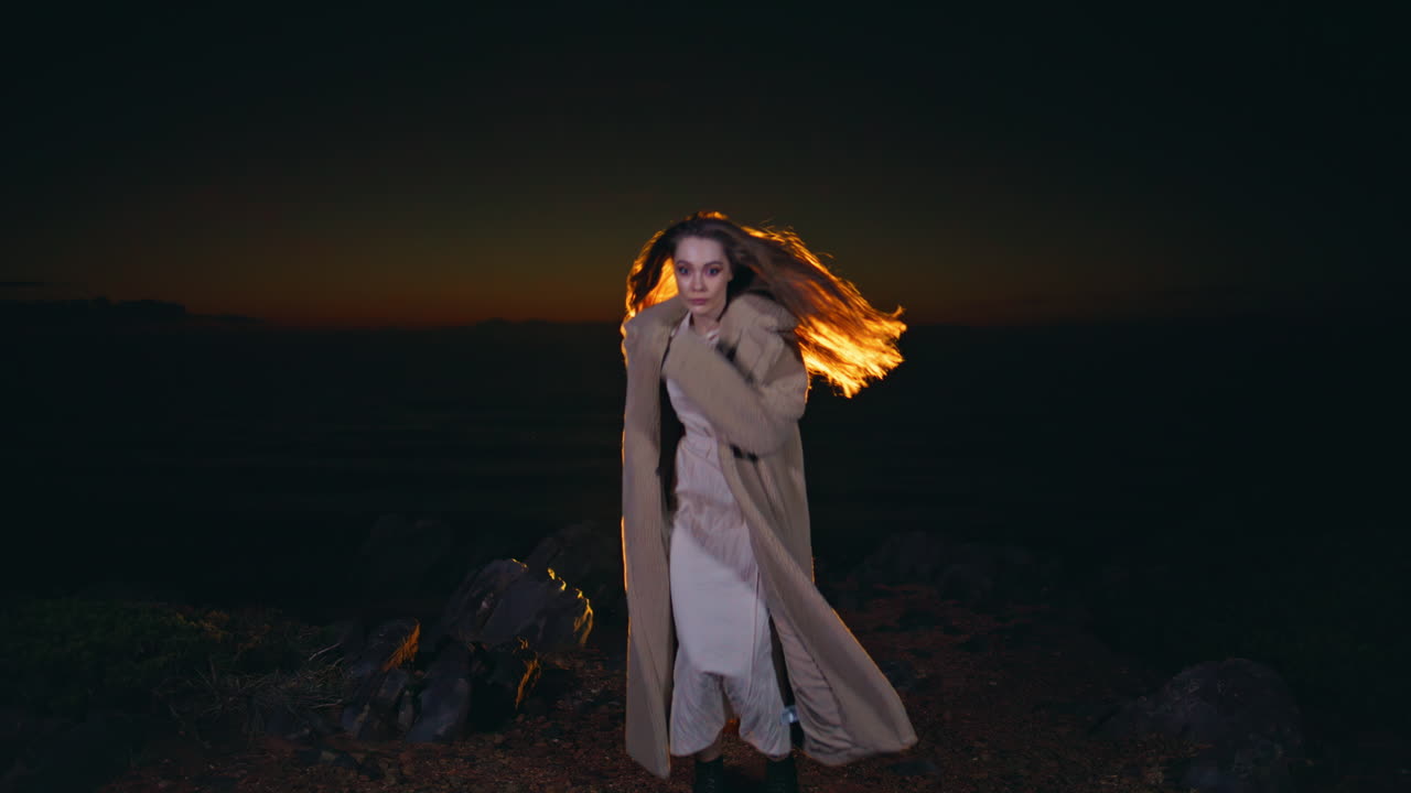 mujer relajada disfrutando de la fiesta bailando noche festival. chilling chica agitando el cabello