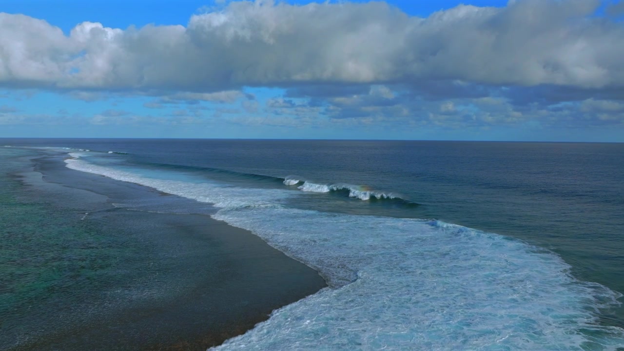 Tahiti Teahupo'o onde da surf barche per tour di surf Oceano Pacifico meridionale barriera corallina poco profonda drone aereo isola della Polinesia Francese cielo blu soleggiato surf in laguna porto di Passe Havea paesaggio movimento in avanti