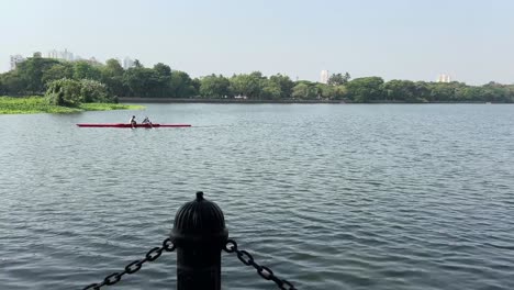 Toma-Estática-De-Un-Kayak-Navegando-En-El-Lago-Rabindra-Sarobar-En-Calcuta,-India.