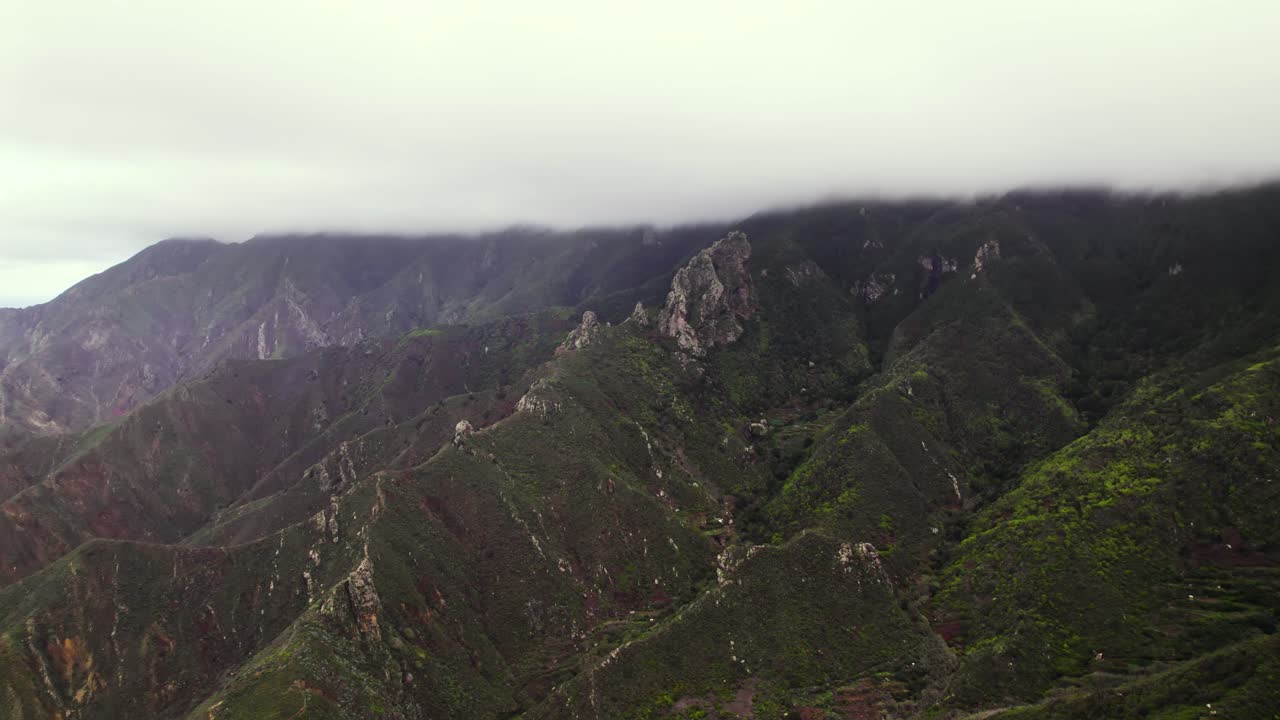 vista aérea de la cresta de la montaña rocosa volcánica verde en tenerife, fondo