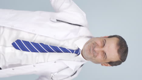 vídeo vertical del doctor bailando. feliz y lindo.