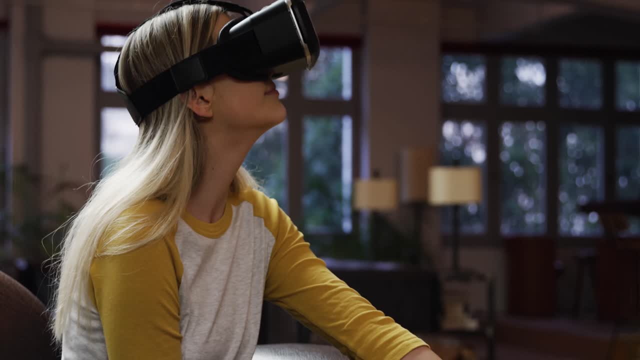 mujer usando auriculares de realidad virtual