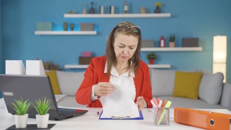 Home-Office-Mitarbeiterin-Denkt-Besorgt-Nach.